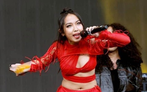 Shipper chờ mua xôi xoài sau màn biểu diễn vừa ăn vừa hát của Milli