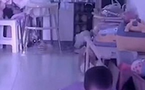 Bé trai vội ôm dỗ dành khi thấy em khóc