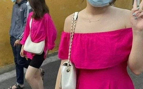 Cô gái diện váy hồng cho nổi bật ai dè... tiu nghỉu vì 'đụng hàng'