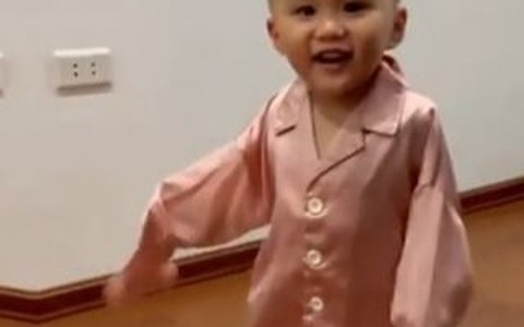 Mẹ nổi đóa khi mua quần áo trên mạng cho con
