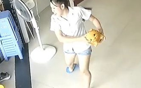 Cô gái hí hửng mang heo đất ra khoe bị chàng trai đập vỡ