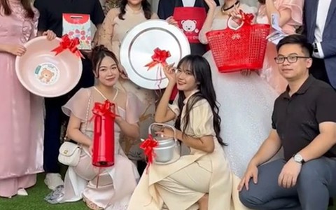 Nhóm bạn thân lầy lội khi tặng quà cưới cho cô dâu chú rể