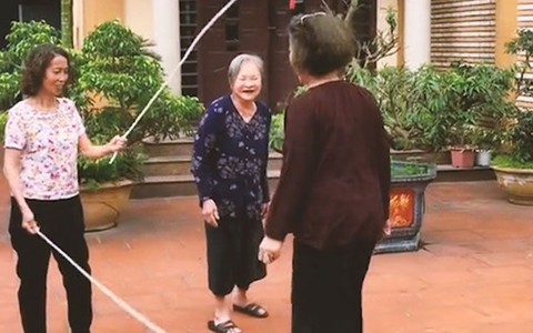 Cụ bà cười tít mắt khi xem con cháu chơi nhảy dây