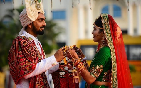 Hai chị em ruột 'cầm nhầm' chú rể vì sự cố hi hữu không tưởng