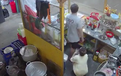 Chồng hú hồn khi bị vợ hù