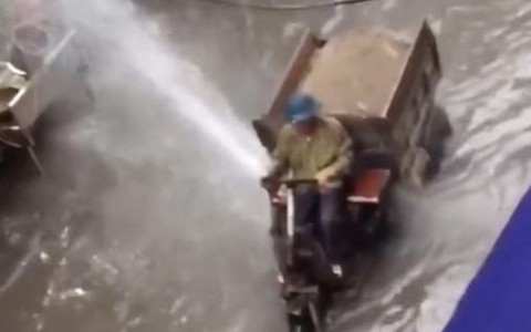 Cả khu phố hú hồn với xe công nông bắn nước mưa như vòi rồng