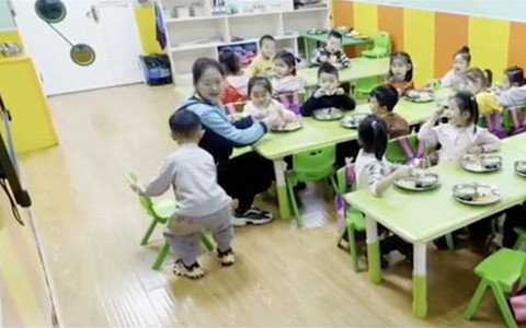 Cô giáo cười mãn nguyện khi trò lấy ghế cho ngồi