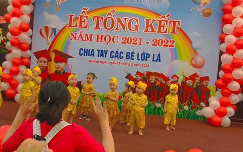 Cô giáo mầm non bất lực vì trò đứng ngơ ngác khi diễn văn nghệ