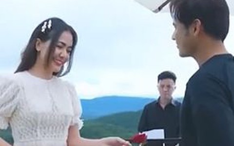 Nữ ca sĩ bị quê vì tưởng được chàng trai tặng bông
