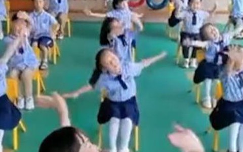Cô trò ngồi múa theo nhạc đều răm rắp