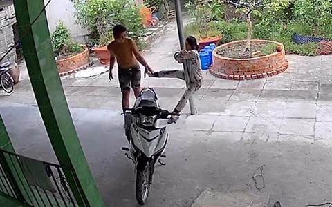 Vợ hay chọc ghẹo gặp chồng đùa nhây