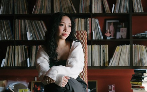 Mỹ Anh lãng đãng hát 'Nhìn những mùa thu đi'