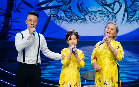 Hoàng Bách song ca cùng mẹ 81 tuổi