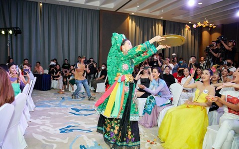 Bùi Quỳnh Hoa gây sốt với múa hầu đồng 'Cô Đôi Thượng Ngàn'