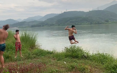 2 chàng trai nhảy tắm sông kiểu 'thiên nga vỗ cánh'