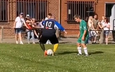 Chàng trai vụng về rê bóng kiểu Neymar khiến đối phương ngán ngẩm
