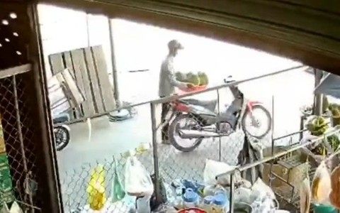 Thanh niên trộm rổ sầu riêng