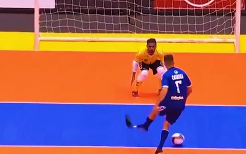Cầu thủ ghi bàn phong cách 'đá văng giày lừa thủ môn'