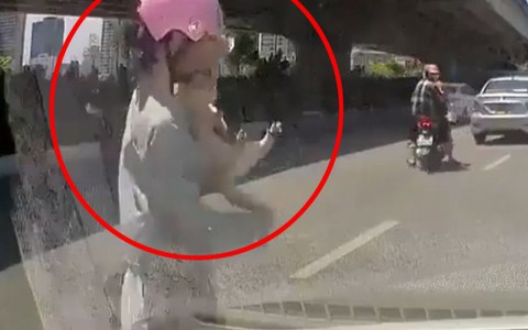 Cô gái 'ném xe' giữa đường chạy đi bắt mèo gây tranh cãi