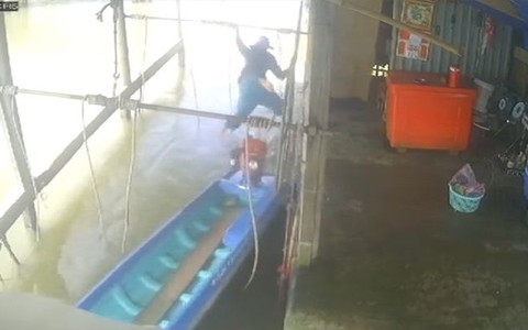 Pha đậu xuồng đi vào lòng đất