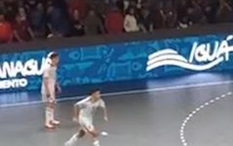 Pha dàn xếp đá phạt futsal khiến thủ môn đối phương đứng hình