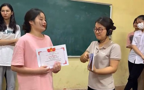 Nữ sinh đu trend lấy túi nilon đựng giấy khen suýt bị cô cho ăn dép