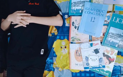 Học trò ôn thi giữa tiệc cưới tưng bừng trước thềm tốt nghiệp THPT
