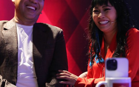 Phương Thanh cười ‘ná thở’ khi MC Quyền Linh tấu hài lời ‘Diễm xưa’