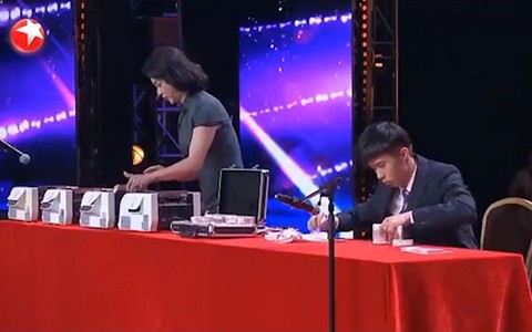 Chàng trai đếm tiền nhanh hơn máy