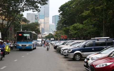 Xem điện thoại để đậu xe hơi