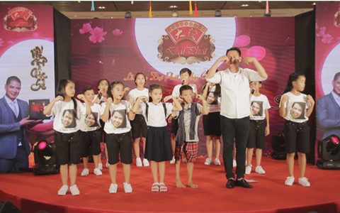 'Phá cỗ' chiếc bánh trung thu khổng lồ nặng 270kg của Đại Phát