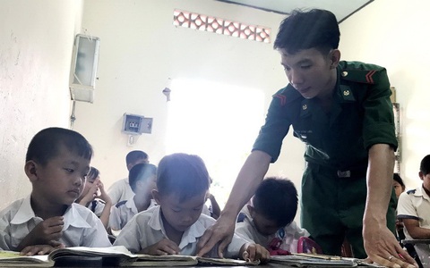 Thầy giáo được chào mà...run