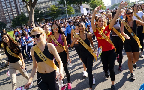 76 người đẹp Hoa hậu hòa bình tham gia đi bộ 10.000 bước chân