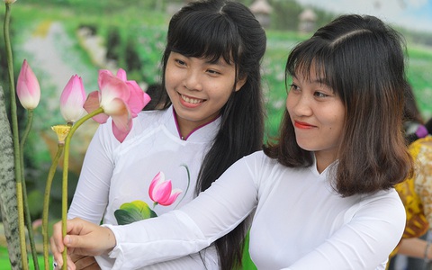 Khi hoa sen có riêng một ngày hội...
