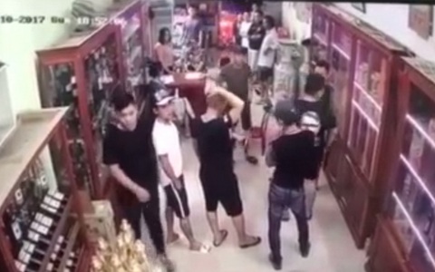 Trích camera điều tra vụ giang hồ xông vào nhà chém người đòi nợ