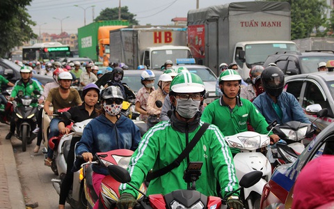 Người dân trở lại sau lễ, đường vào thủ đô kẹt cứng