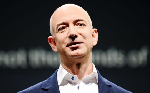 Ông chủ Amazon soán ngôi Bill Gates trong vài giờ