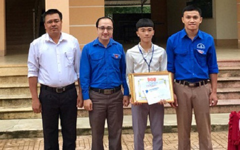 Khen thưởng học sinh cứu người đuối nước