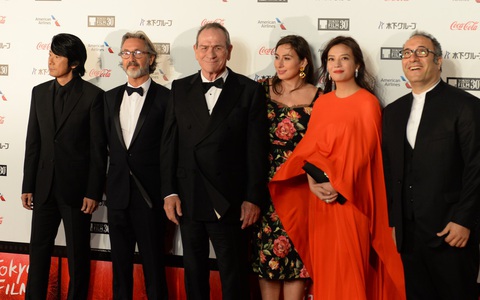 Tommy Lee Jones, Triệu Vy làm nóng thảm đỏ Tokyo