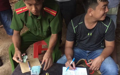 Bắt 34 con bạc trong trường gà ở Gò Công