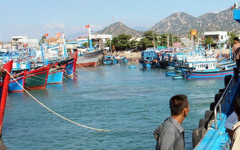 Thi thể nam thanh niên bị cột đá dìm dưới cảng cá