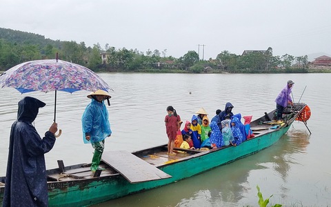 Cầu treo hỏng, học sinh đến trường bằng đò ngang