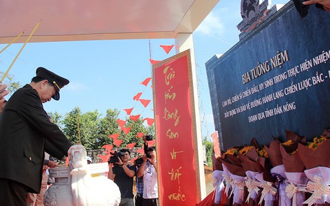 Dựng bia tưởng niệm đường hành lang chiến lược Bắc - Nam