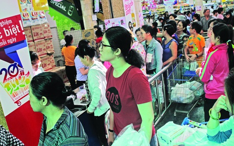 Bóp chặt túi tiền chờ khuyến mãi