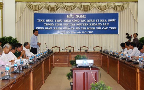 Khai thác cát trái phép vùng giáp ranh diễn ra rầm rộ