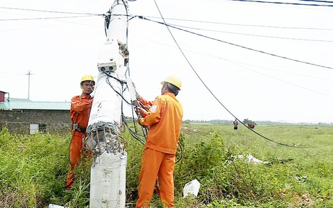Quảng Bình khôi phục xong lưới điện hư do bão số 10
