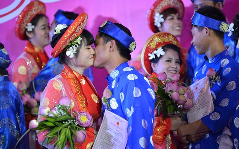 Hôn lễ ấm áp của những đôi uyên ương nghèo