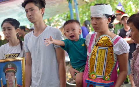Người thân, đồng đội tiễn đưa đại úy Phạm Phi Long về đất mẹ