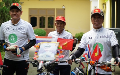Ông già Việt kiều đạp xe 600 km viếng vua Thái
