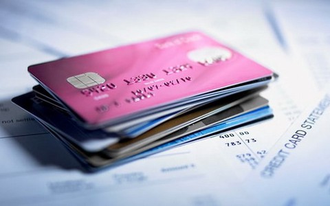 Nợ tiêu dùng tăng mạnh gây áp lực lên quyết định lãi suất của Anh